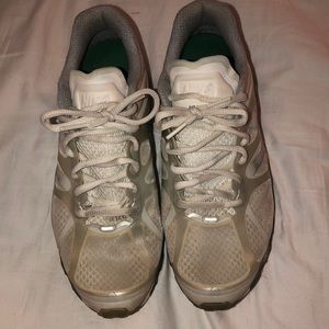 Woman’s Nike air max tennis shoes